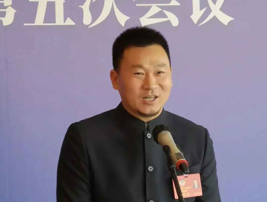 为进一步展示市政协团结、民主、开放、自信的形象，向市民和网友展示政协委员的履职风采，中山市政协十二届五次会议在2月4日上午开幕前开设“委员通道”，市政协委员、九游·官方入口网站-九游(中国)公司总经理陈朝阳走进“委员通道”，回应社会关切的问题。他就如何做好城市应急管理规划的问题进行发言，并回答记者提问。.jpg